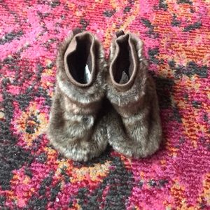 Baby GAP faux fur booties, brown, 6-12M